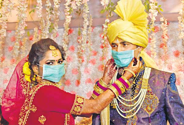 bride-and-groom-in-mask